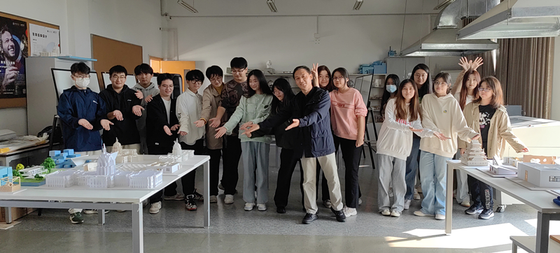 王启照老师和学生在一起 王启照老师和学生在一起