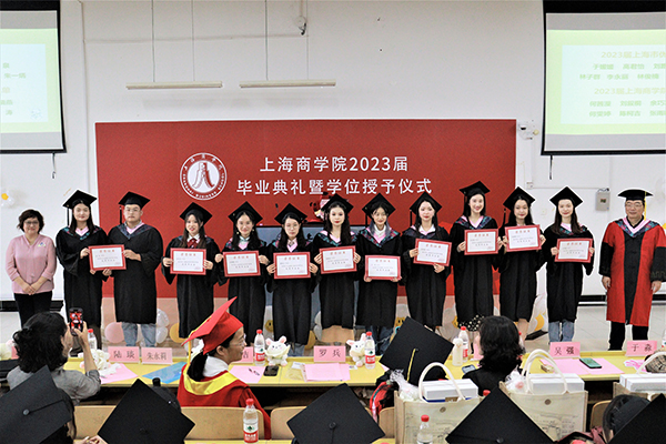 图为党总支书记朱永莉、院长罗兵为同学们颁发荣誉证书 图为党总支书记朱永莉、院长罗兵为同学们颁发荣誉证书