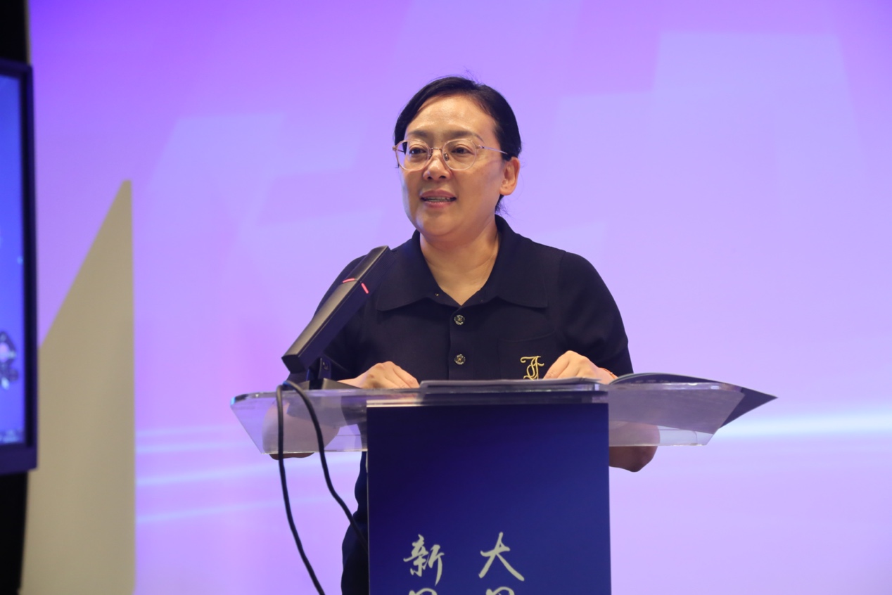 上海商学院党委副书记、副校长劳晓芸致辞