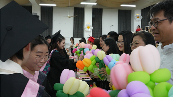 图为毕业生为老师们敬献花束 图为毕业生为老师们敬献花束