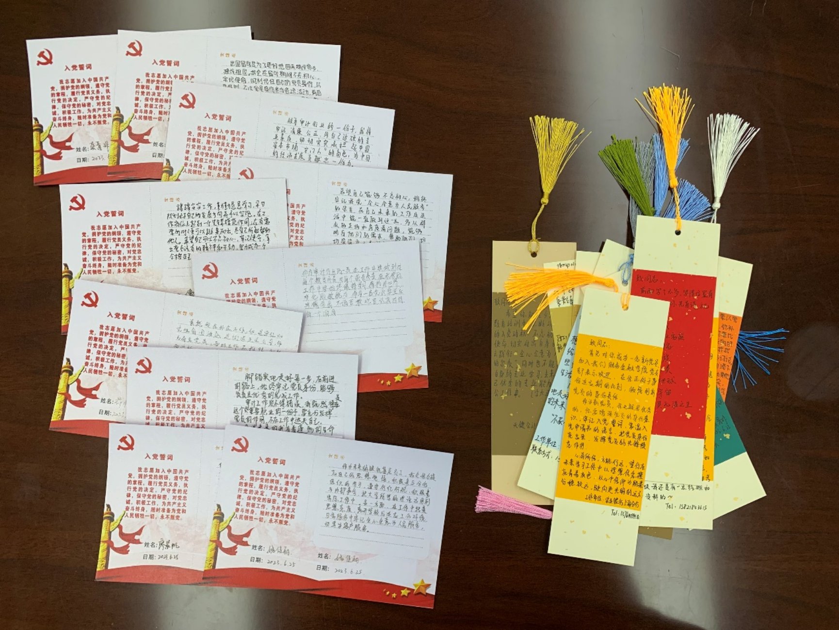 图为毕业生党员书写承诺和寄语