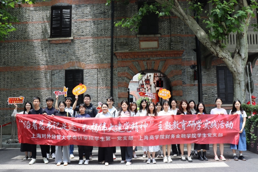 图为活动合影 图为活动合影