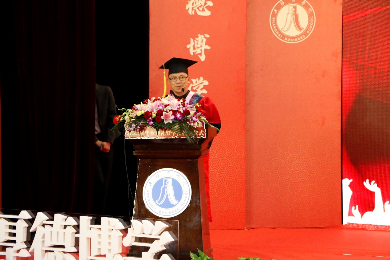 党总支书记邵小平宣读表彰名单