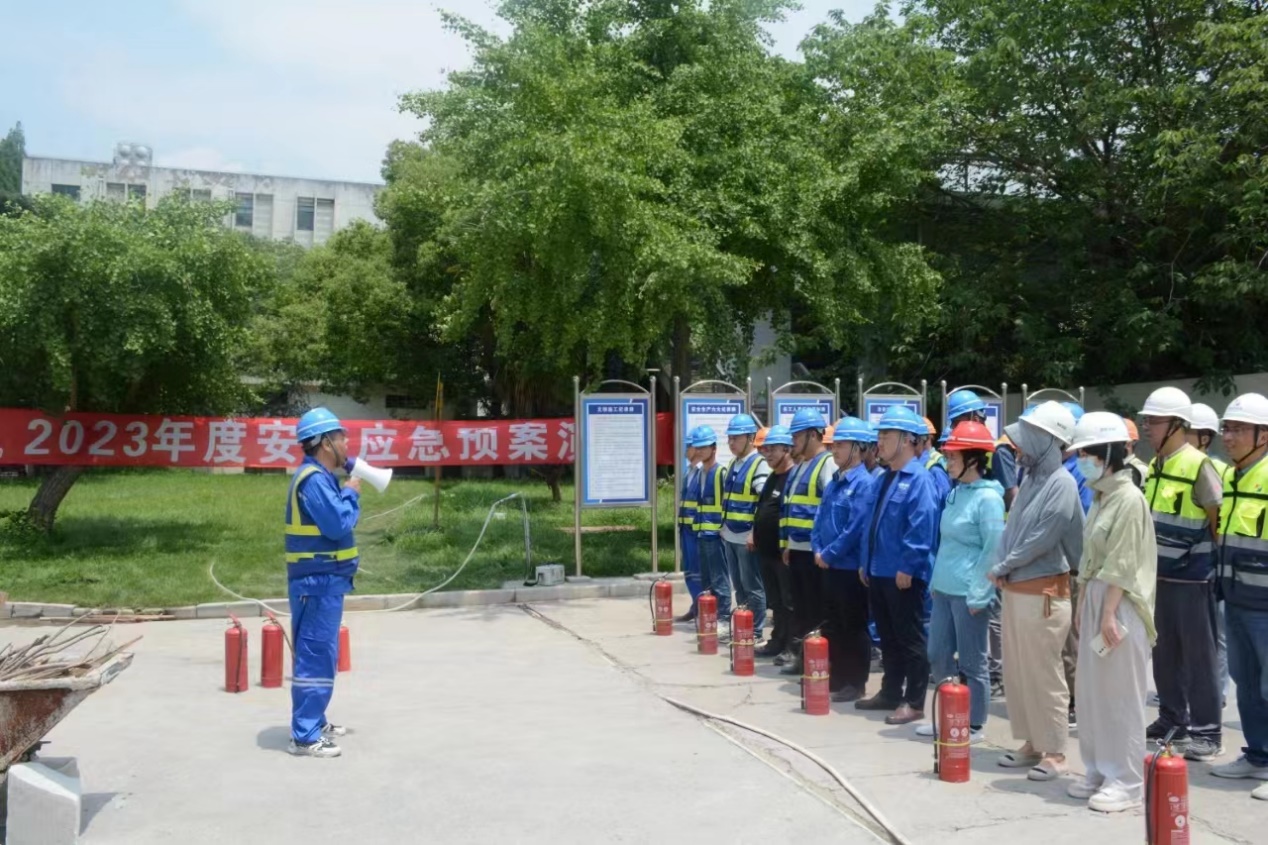 漕宝路校区维修工程开展消防及高温中暑应急演练