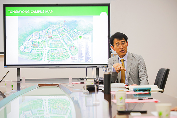 图为权重骆副校长亲自介绍韩国东明大学办学情况 图为权重骆副校长亲自介绍韩国东明大学办学情况