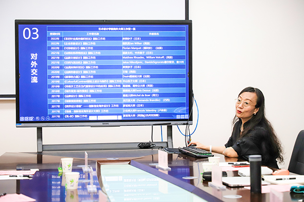 图为储艳洁副院长向客人介绍艺术设计学院发展情况 图为储艳洁副院长向客人介绍艺术设计学院发展情况