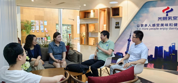 图为环境系教师和李梓萌同学在亲切交流中 图为环境系教师和李梓萌同学在亲切交流中