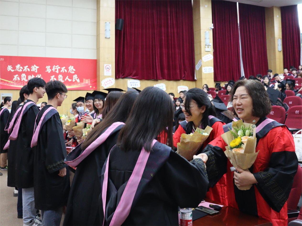 毕业生代表为教师献花