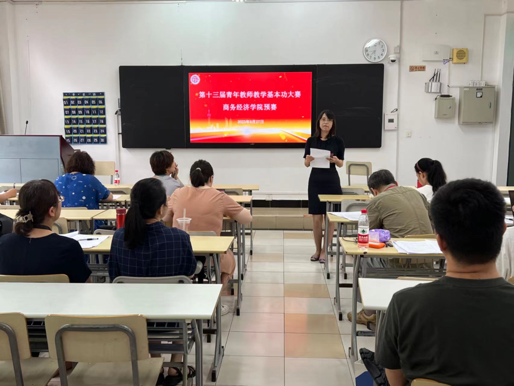 冉启英教授主持本次预赛