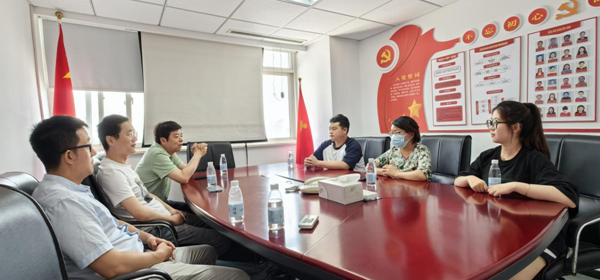 图为公司人力资源室主任房芳(右二)在介绍公司情况 图为公司人力资源室主任房芳(右二)在介绍公司情况