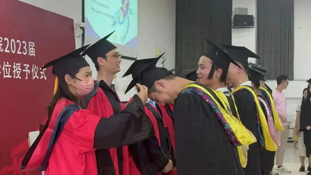 导师为学生拨穗