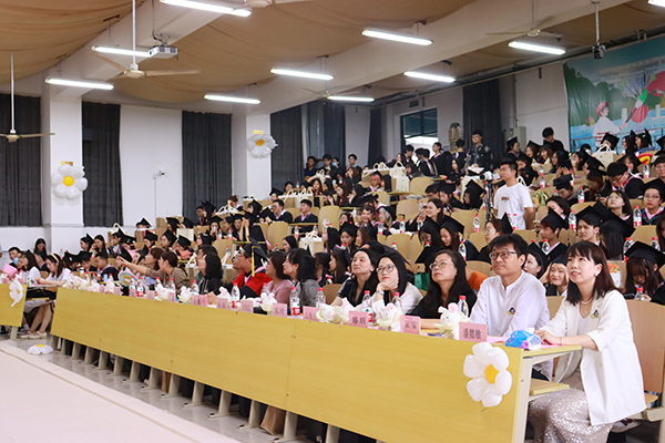 图为毕业典礼现场 图为毕业典礼现场