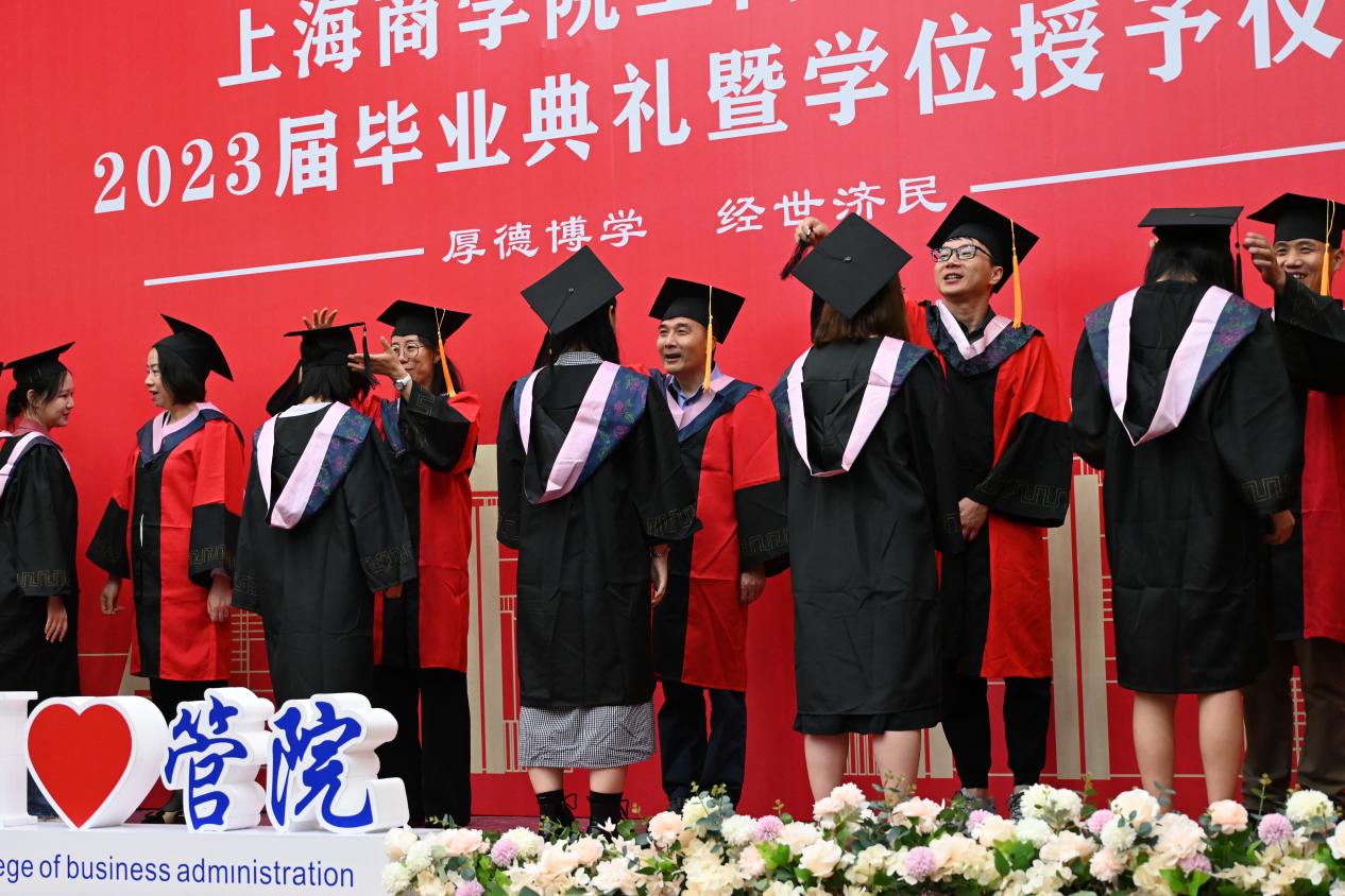 图为毕业典礼现场