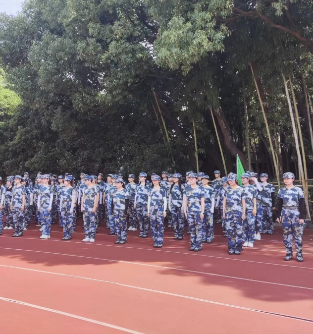 图为一营五连同学站军姿