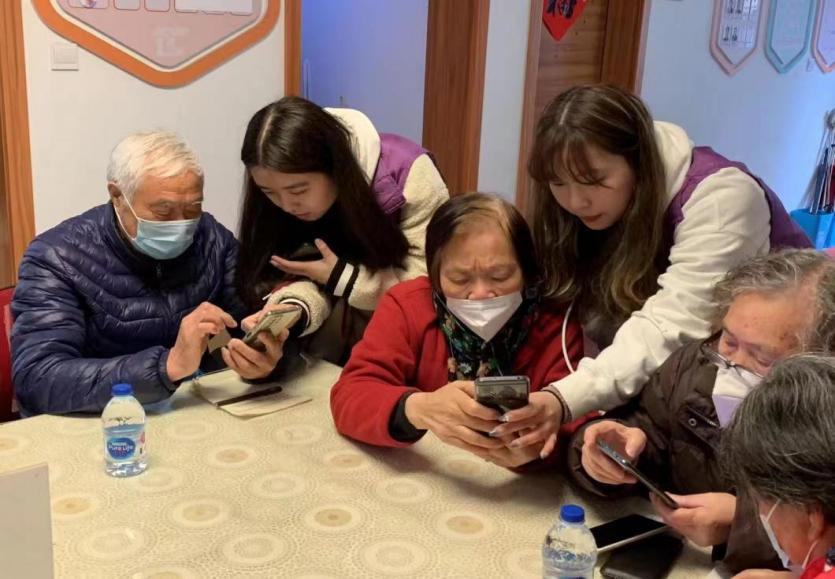 同学们于徐汇区田林街道千鹤第三居委会社区为爷爷奶奶答疑解惑 同学们于徐汇区田林街道千鹤第三居委会社区为爷爷奶奶答疑解惑