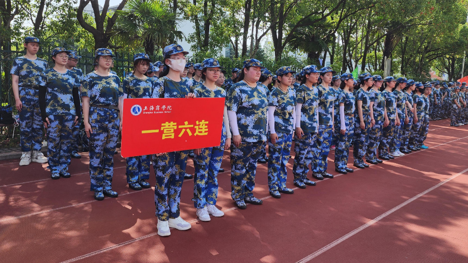 图为一营六连同学训练