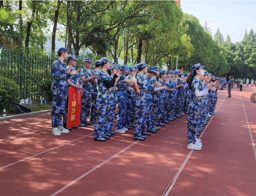 图为同学们热烈欢迎教官