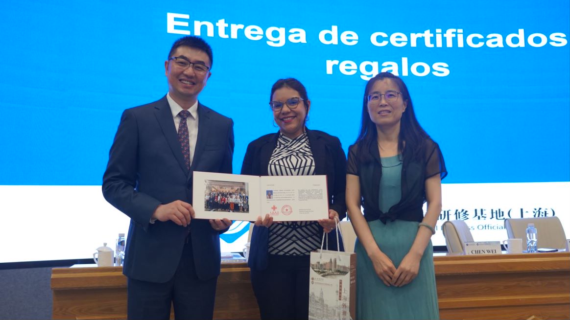 图为颁发结业证书 图为颁发结业证书