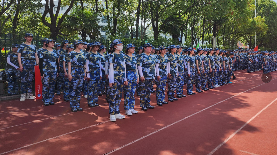 图为一营六连同学站军姿