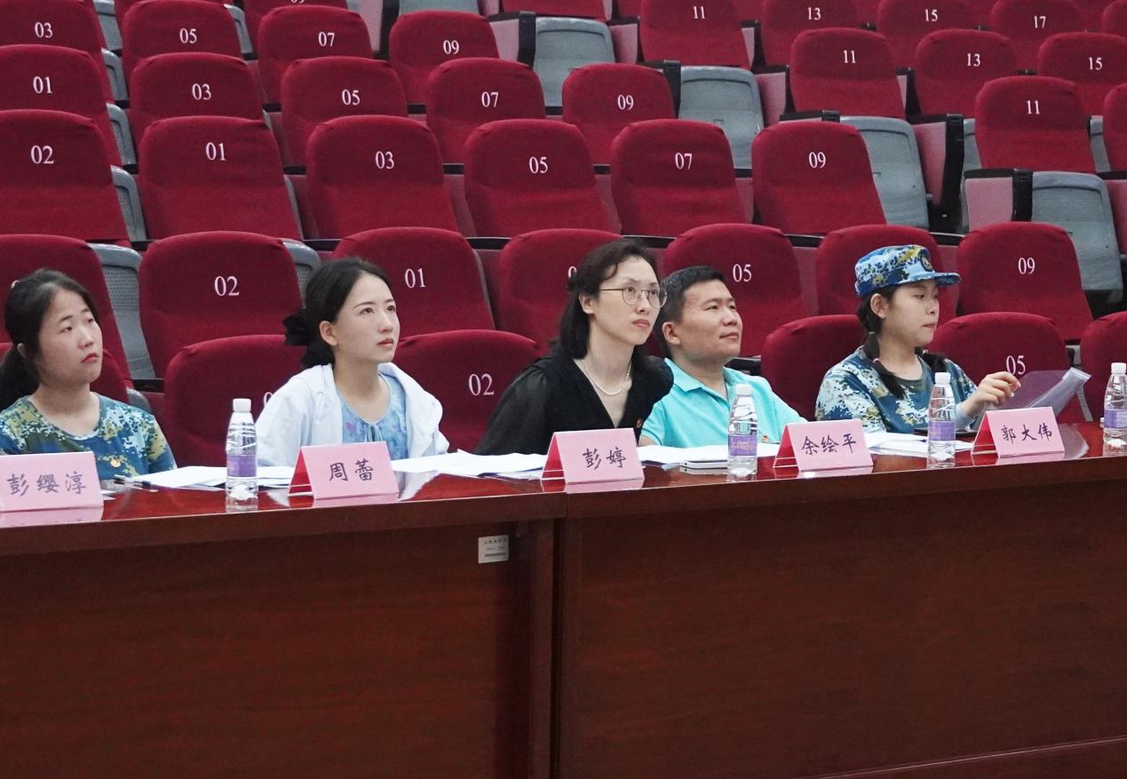 校团委书记、党委学工部副部长余绘平(左三),校团委副书记郭大伟(右二) 校团委书记、党委学工部副部长余绘平(左三),校团委副书记郭大伟(右二)