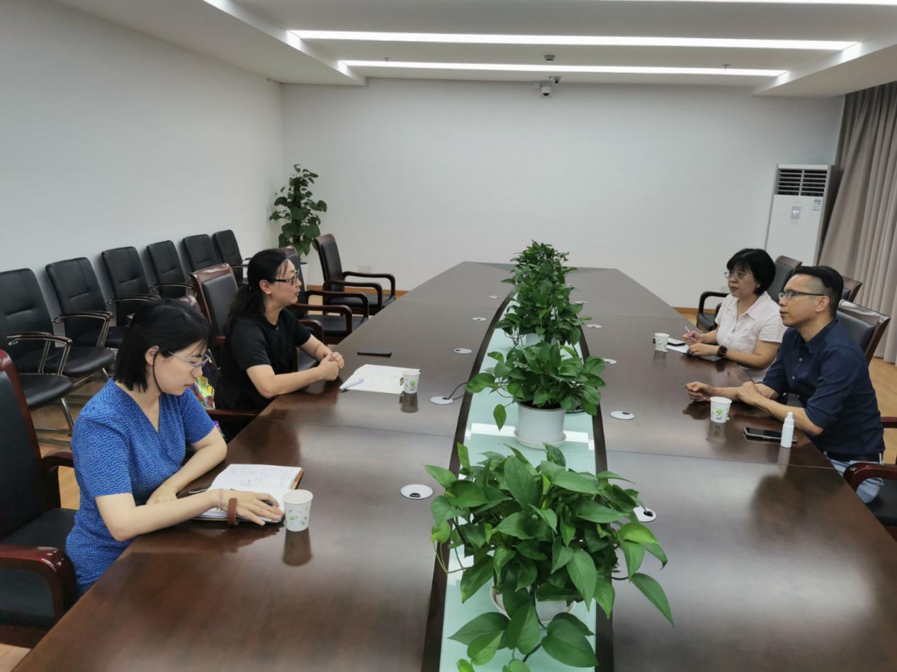 图为双方交流会谈 图为双方交流会谈