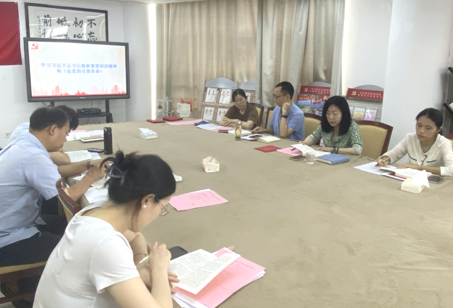 图为集中学习活动 图为集中学习活动