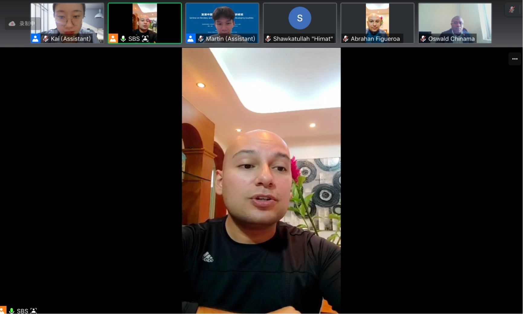 图为学员代表发言 图为学员代表发言