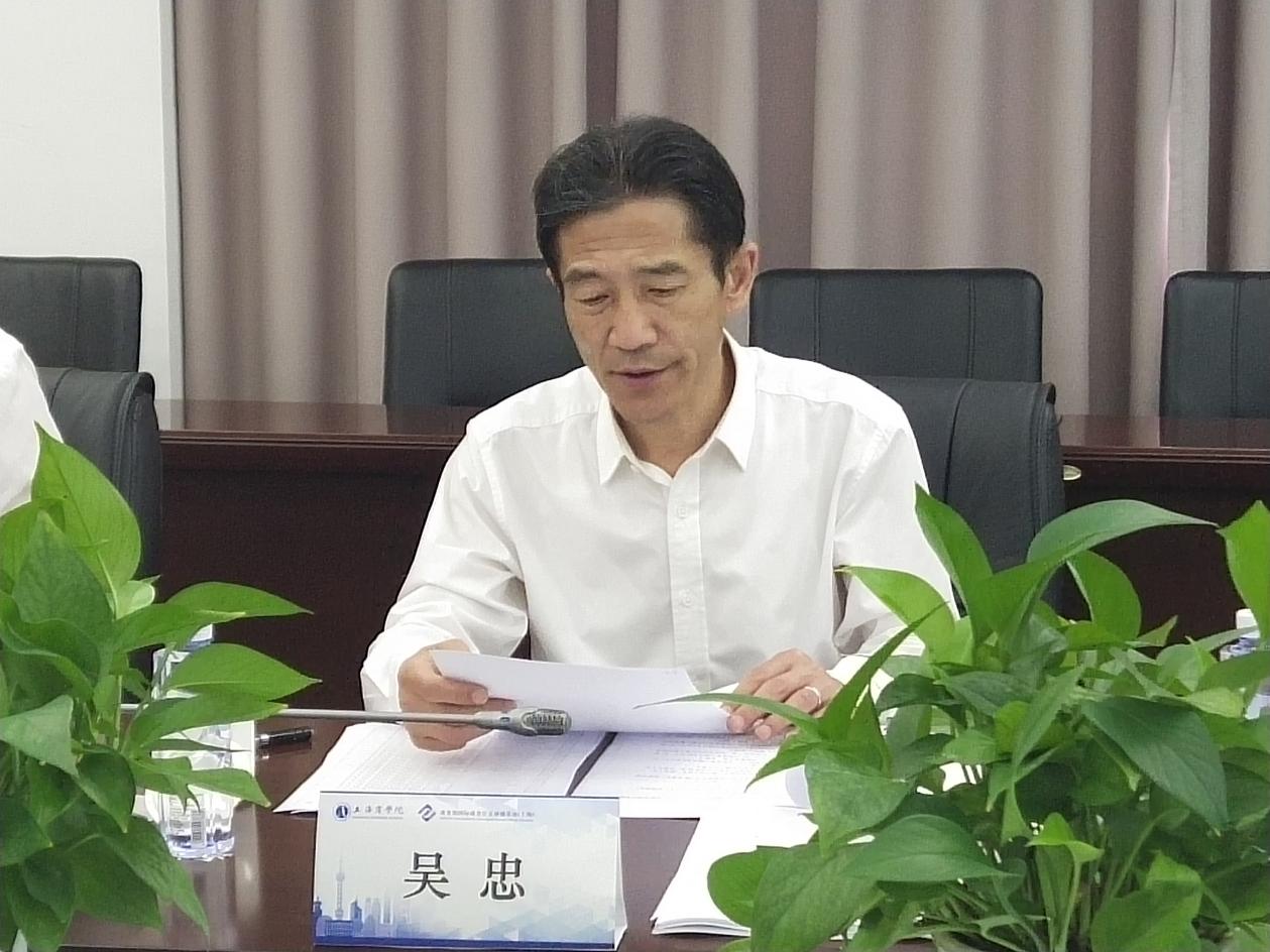 图为吴忠校长作工作指示 图为吴忠校长作工作指示