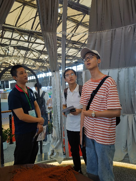 学生与参展商交流