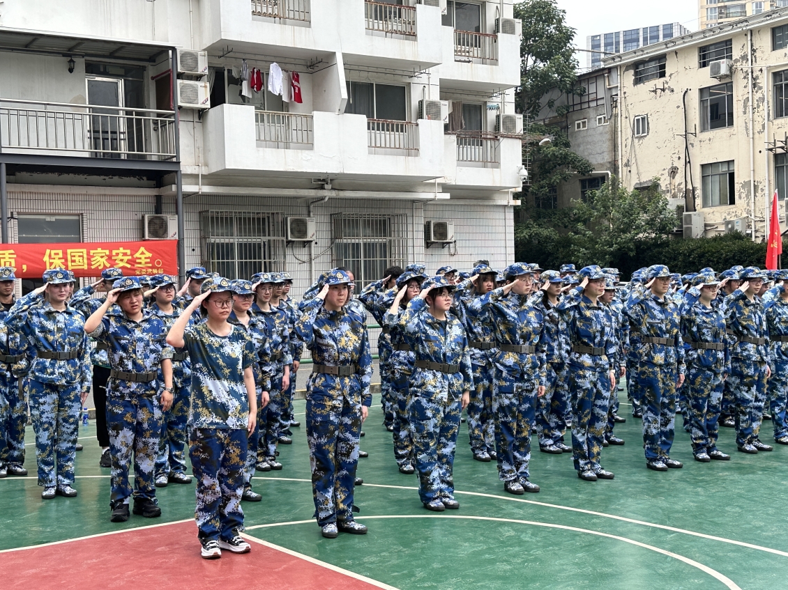 图为学生练习敬礼 图为学生练习敬礼