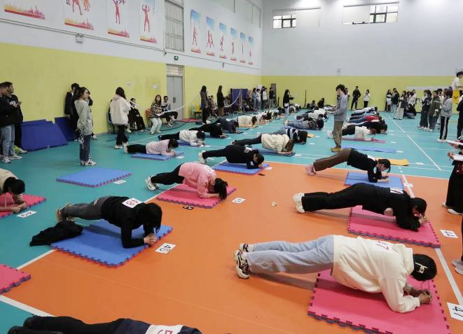 图为上海商学院第一届平板支撑大赛比赛现场 图为上海商学院第一届平板支撑大赛比赛现场