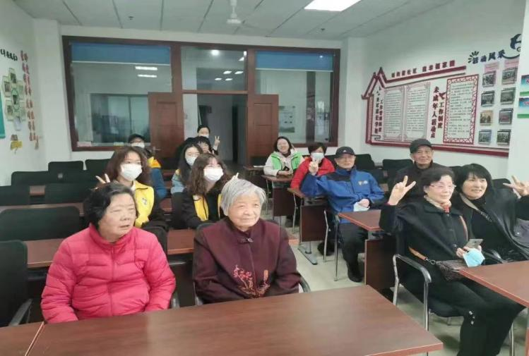 老人们听宣传 老人们听宣传