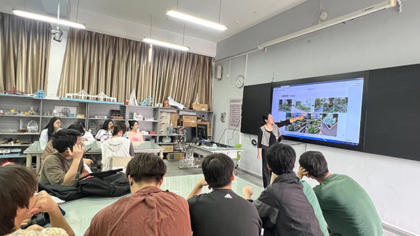 图为环境设计系师生对方案设计的探讨与研究