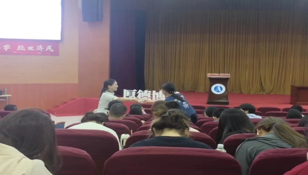 图为讲座现场 图为讲座现场