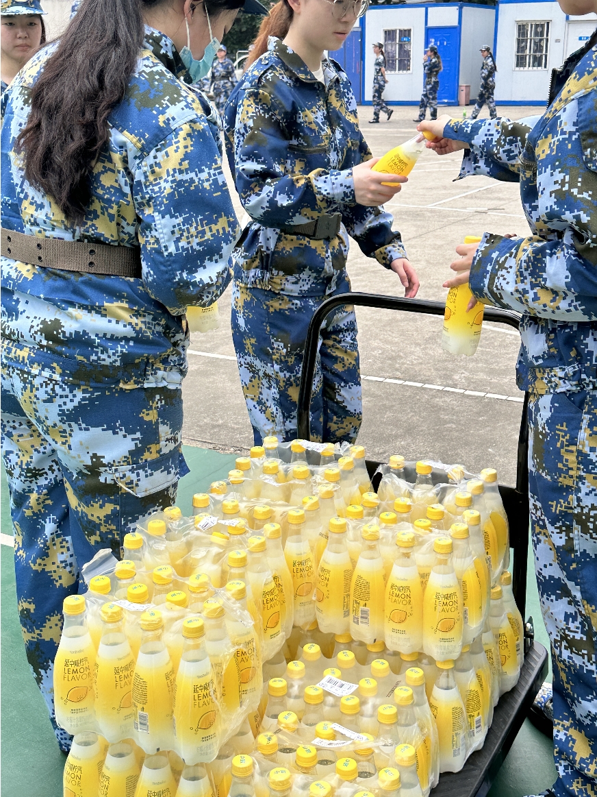 图为慰问现场 图为慰问现场