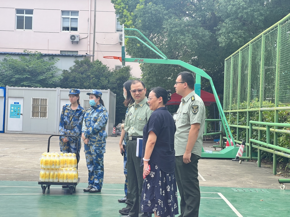 图为劳晓芸书记视察学院军训 图为劳晓芸书记视察学院军训