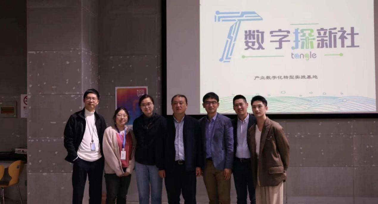 图为数字“探”新社部分社员与指导老师合影 图为数字“探”新社部分社员与指导老师合影