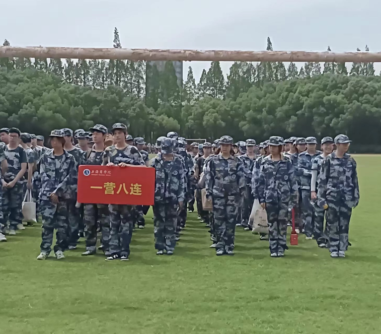 图为一营八连训练照片