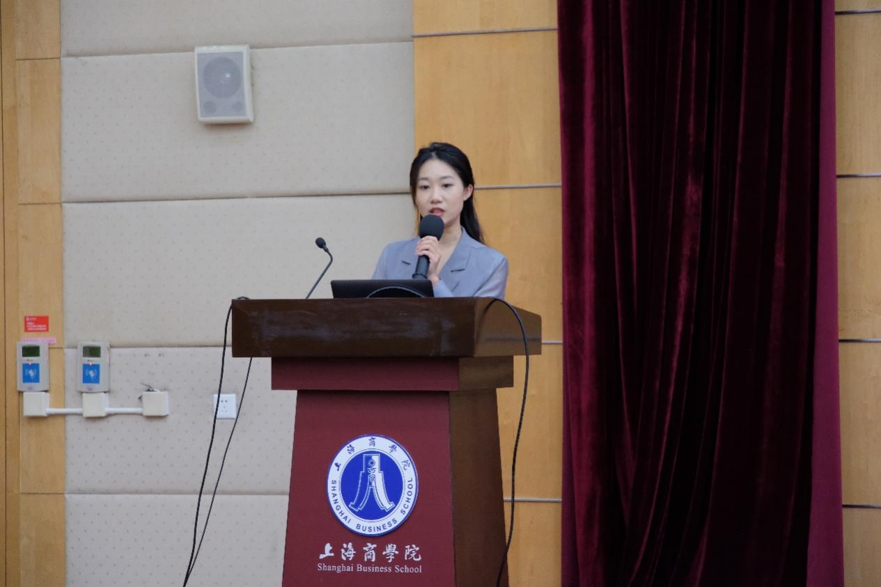 图1:千汇老师为同学讲解 图1:千汇老师为同学讲解