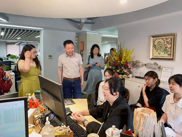 图为实地调研慰问实习学生 图为实地调研慰问实习学生