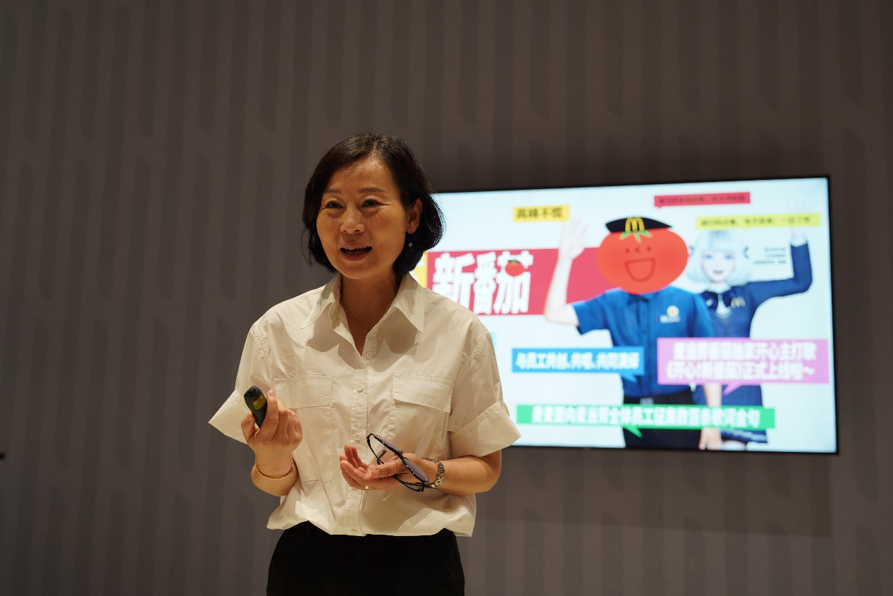 图1 施敏督导为同学们介绍麦当劳人才培养流程 图1 施敏督导为同学们介绍麦当劳人才培养流程