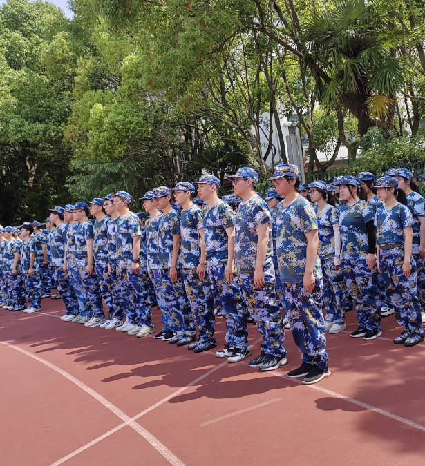 图为一营七连同学训练