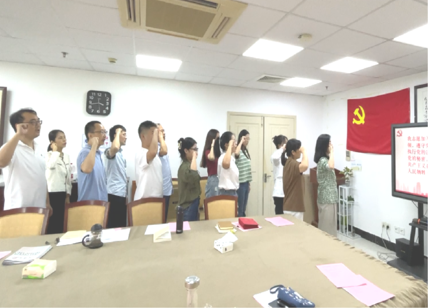 图为重温入党宣誓 图为重温入党宣誓