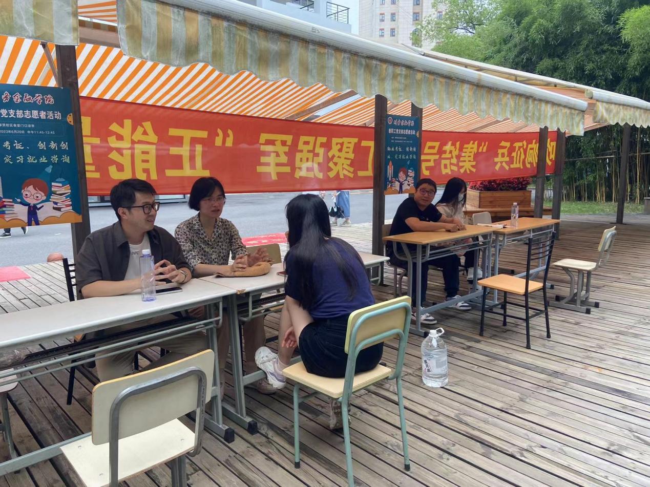 图为活动现场 图为活动现场