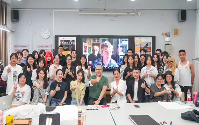 图3服装与服饰设计系学生参加《非遗元素的时尚表达》国际工作坊 图3服装与服饰设计系学生参加《非遗元素的时尚表达》国际工作坊