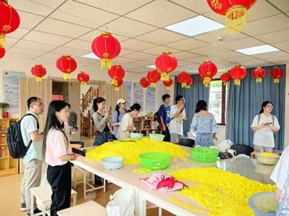 图为丰富多彩的体验实习活动 图为丰富多彩的体验实习活动