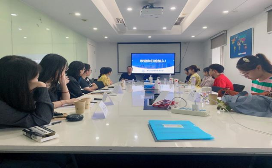 图为学生轮岗前的企业培训 图为学生轮岗前的企业培训