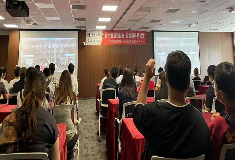 图为学生在企业参观学习 图为学生在企业参观学习