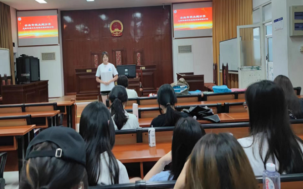 学生在专家指导下进行模拟面试 学生在专家指导下进行模拟面试