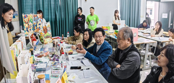 全国劳模刘维亚原创设计大师,给学生亲授成长奉献、弘扬科学精神和大国工匠精神、培养文化自信。 全国劳模刘维亚原创设计大师,给学生亲授成长奉献、弘扬科学精神和大国工匠精神、培养文化自信。